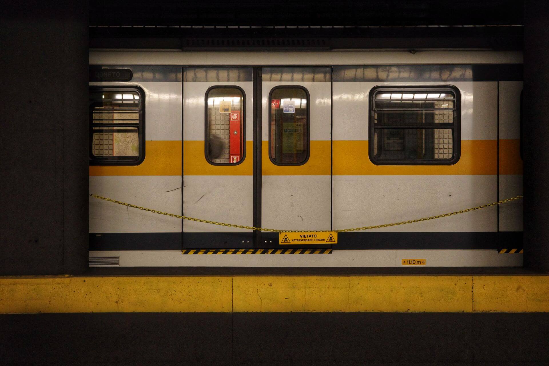 Tornello della metropolitana di Milano con pagamento contactless