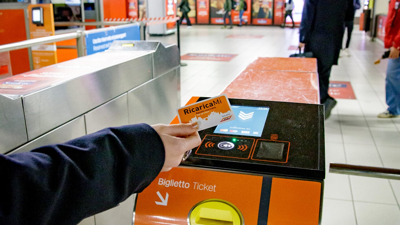 RicaricaMi avvicinata al lettore del tornello della metro di Milano